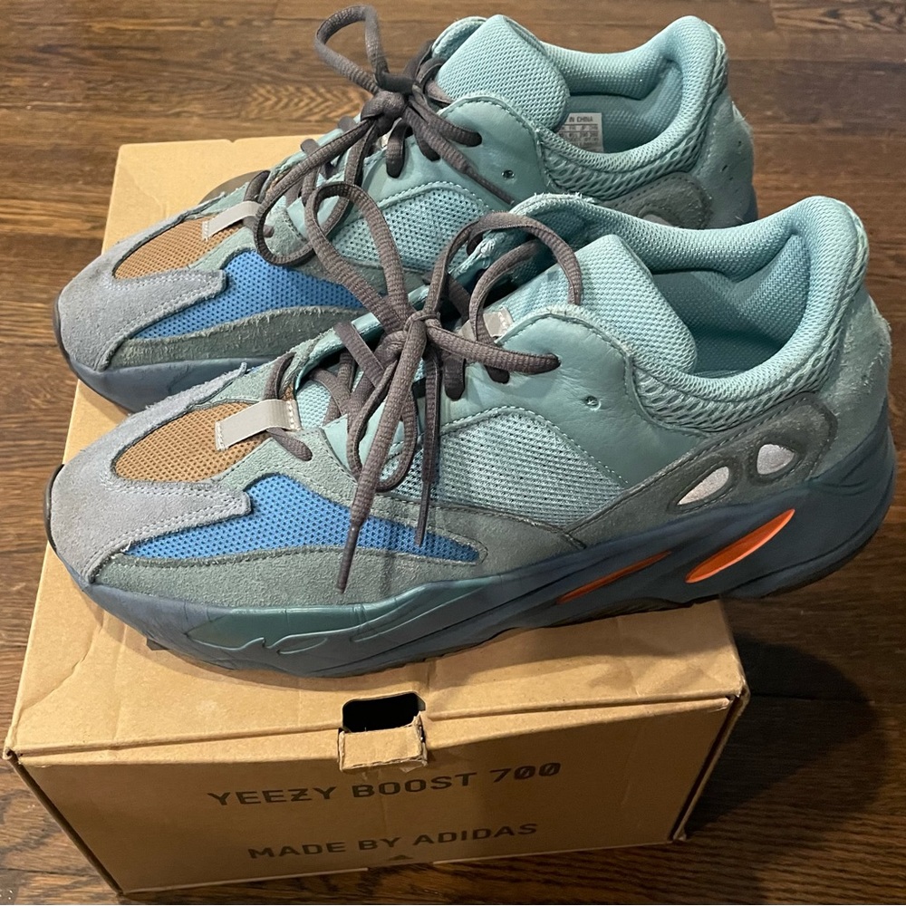 Adidas Yeezy Boost 700